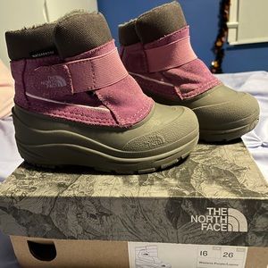North Face toddler Alpenglow boots—Wisteria Purple size 9